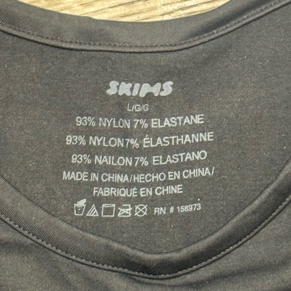 SKIMS- soft smoothing seamless t shirt - Picture 4 of 9